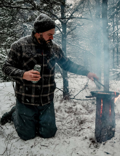 WS07-Man-in-zip-front-jac-shirt-backwoods-cooking-on-a-Swedish-log-1000x1000